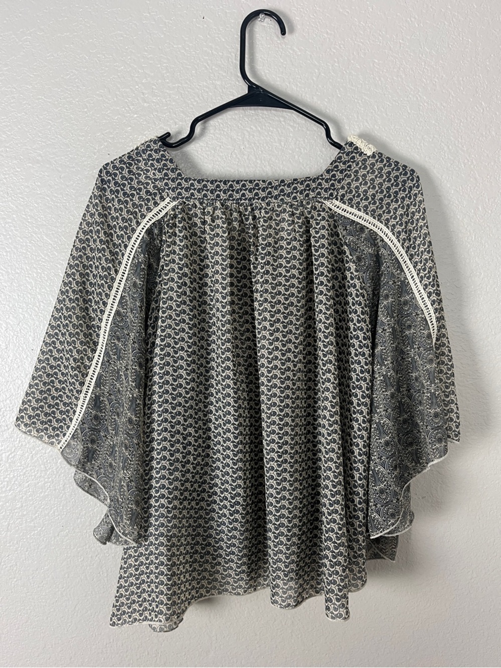 Wet Seal Gray Floral Print Blouse Cream Crochet Yoke Sz 8 Boho Chic TC0723 - Picture 5 of 7